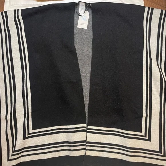 NWT Time & Tru size OS black and white ruana - Picture 2 of 6